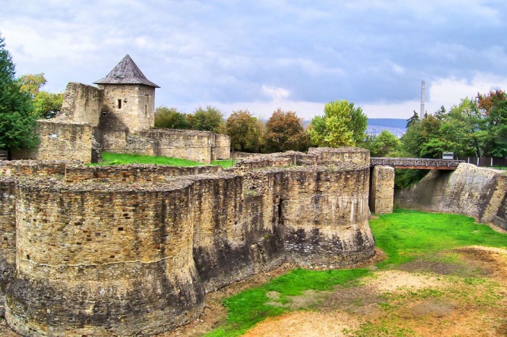 Cetatea-de-scaun-bucovina-1024x683