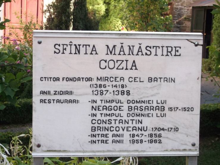 Chiar-la-intrarea-în-mănăstire-sunt-înscrise-cele-mai-importante-informaţii-legate-de-Mănăstirea-Cozia