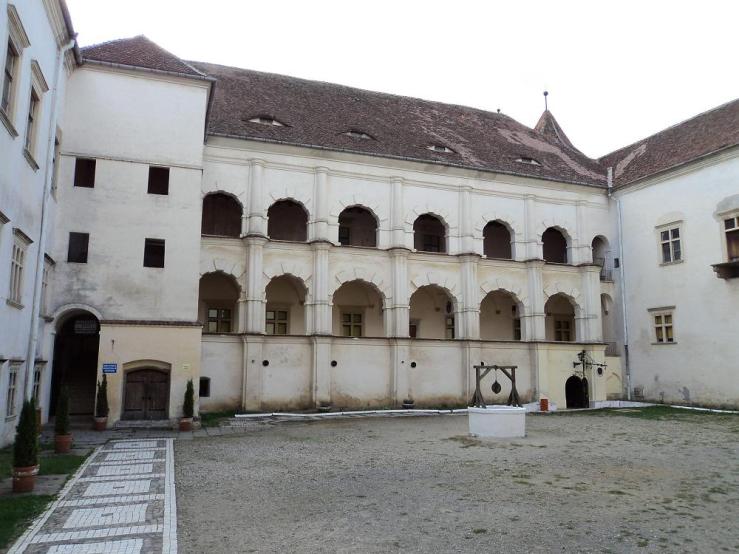 10 curtea interioara1